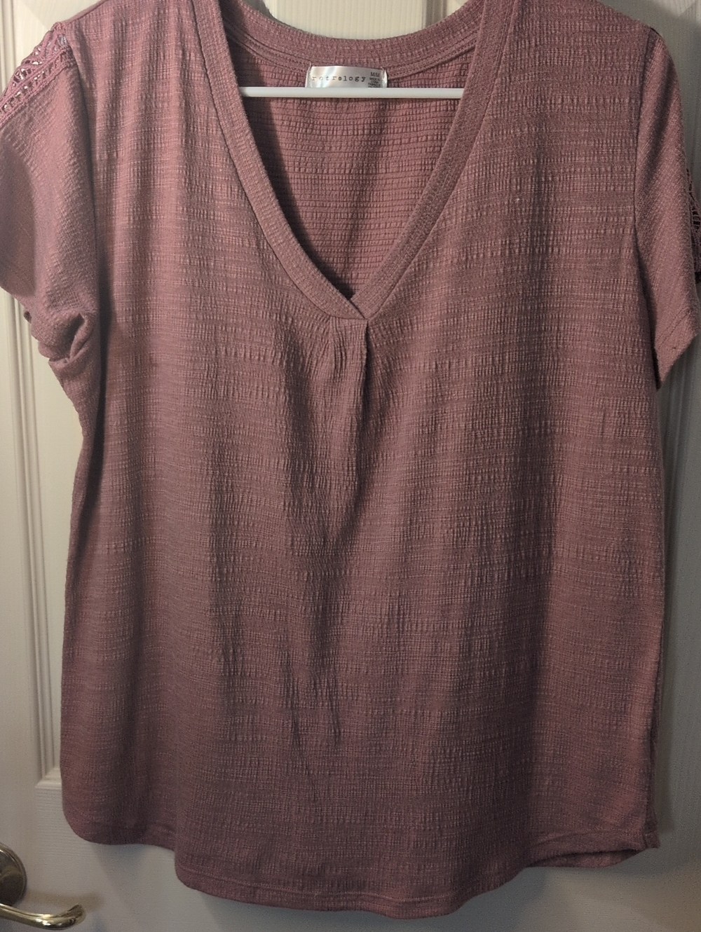 Textured V-Neck Short Sleeve Tee in Dusty Rose